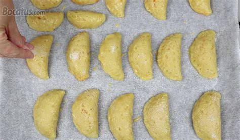 Pasteles de boniato listos para hornear en una bandeja