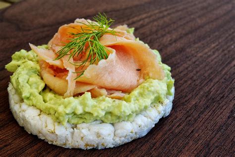 Tortita de arroz con aguacate y salmón