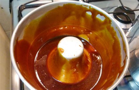 Molde de flan con caramelo líquido