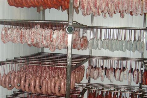 Chorizos colgados en un secadero tradicional