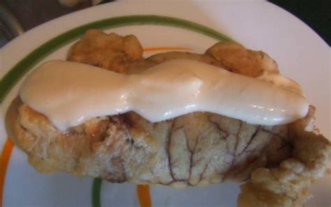 Plato de huevas de pescado rebozadas y decoradas con hierbas frescas