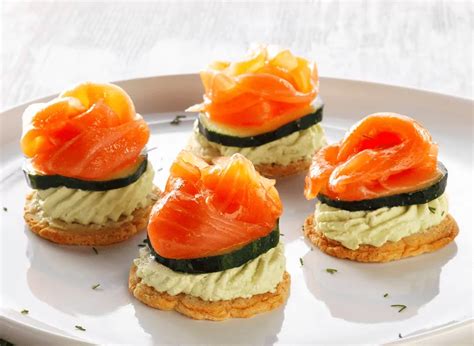 Bandeja con canapés variados de salmón y queso decorados con eneldo