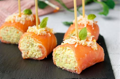 Detalle de rollitos de salmón ahumado rellenos de crema de queso