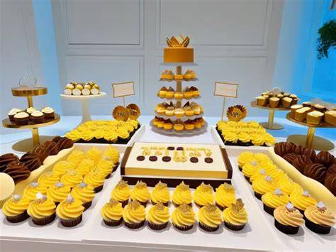 Mesa con postres personalizados de Panadería Antonio López