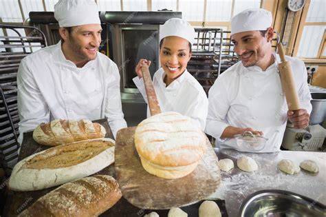Equipo de artesanos panaderos trabajando en Panadería Antonio López