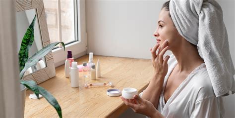 Mujer realizando su rutina de cuidado facial nocturno frente al espejo