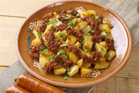 Resultado final del lacón con chorizo y sofrito servido en plato hondo