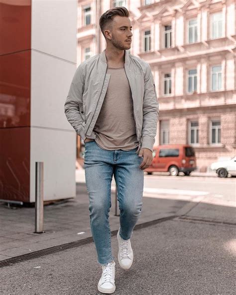 Hombre con chaqueta de piel color salmón combinada con vaqueros
