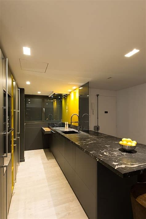 Cocina moderna con toques amarillos