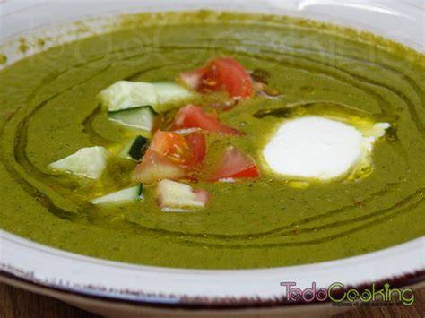 Gazpacho verde de calabacín y espinacas