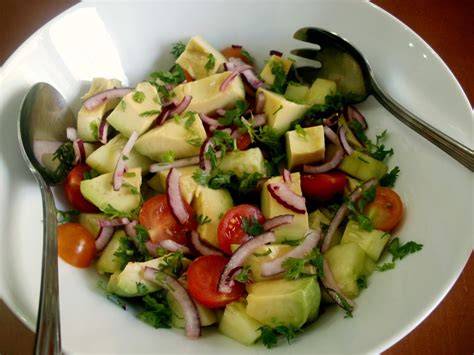 Gazpacho de aguacate con ensalada de pepino
