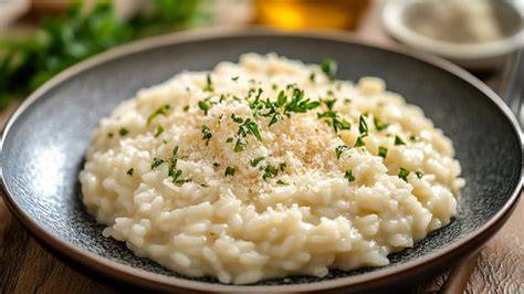 Plato de risotto cremoso con parmesano recién servido