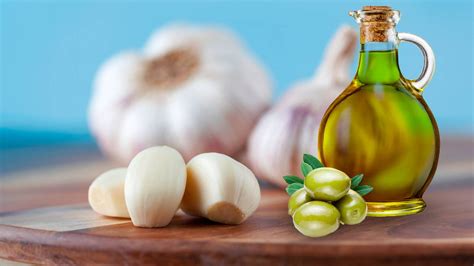 Ingredientes básicos: aceite de oliva y dientes de ajo