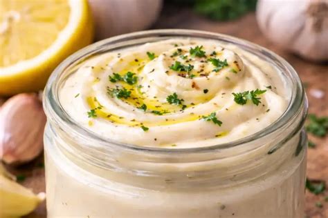 Resultado final: salsa alioli cremosa servida