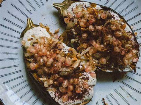 Plato terminado de berenjenas al horno con salsa blanca y granada