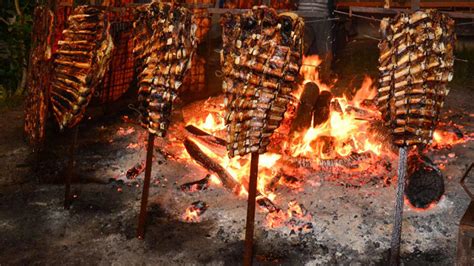 Asado a la estaca cocinándose al aire libre