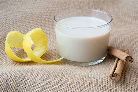 Infusionando la leche con canela y limón