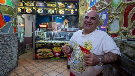 Davood Tiri, el Sultán, atendiendo a sus clientes en el mostrador
