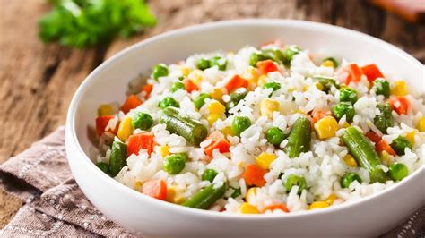 Plato de arroz vaporizado con verduras
