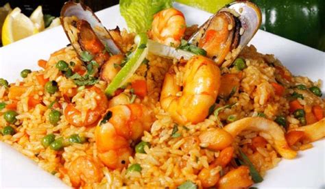 Paella con mariscos y arroz