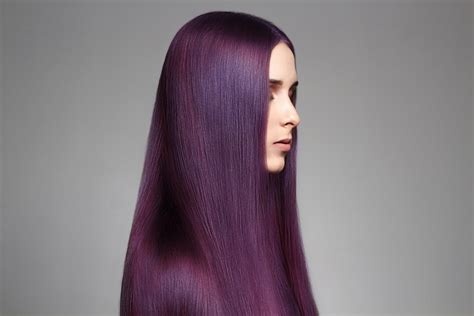 mujer con cabello color berenjena brillante