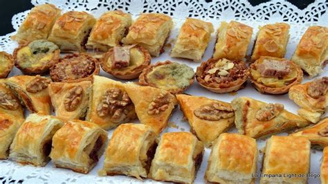 variedad de hojaldres rellenos dulces y salados sobre una mesa