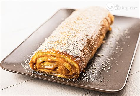Bizcocho enrollado con crema y espolvoreado de azúcar glas