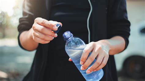 Botella de agua y batido Bimanan, enfatizando la hidratación