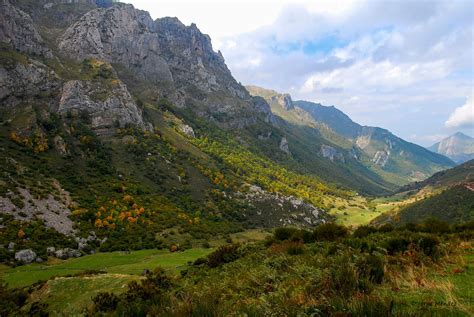 Paisaje natural de Somiedo con montañas y valles