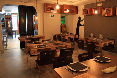 Interior acogedor del restaurante Las Duernas con mesas y decoración rústica