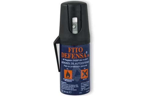 Persona utilizando spray de pimienta para defensa personal