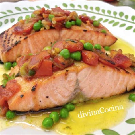 Salmón horneado con salsa y almendras