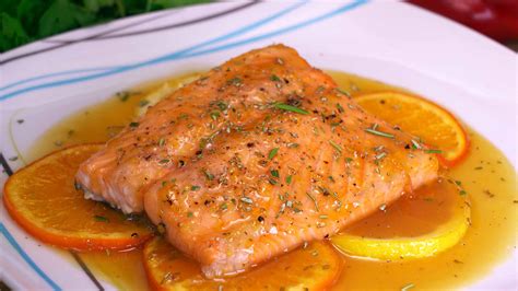 Salmón con gajos de naranja