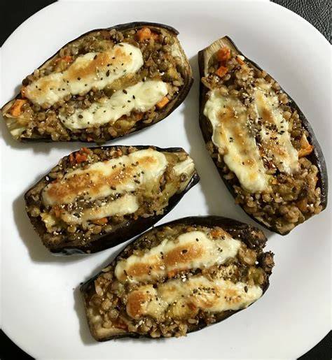 Berenjenas cortadas y asándose en el horno