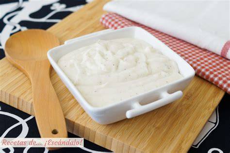 Salsa bechamel casera en preparación