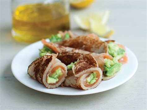tortitas saladas con aguacate y salmón