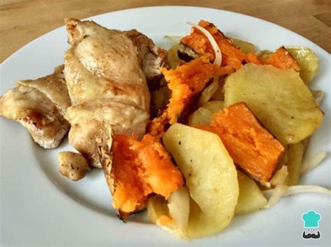 Conejo troceado con majado y boniatos en bandeja de horno