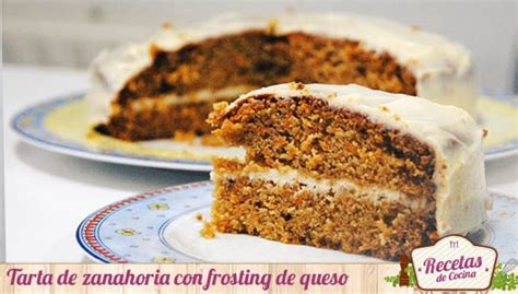 Decoración de tarta de zanahoria con frosting de queso