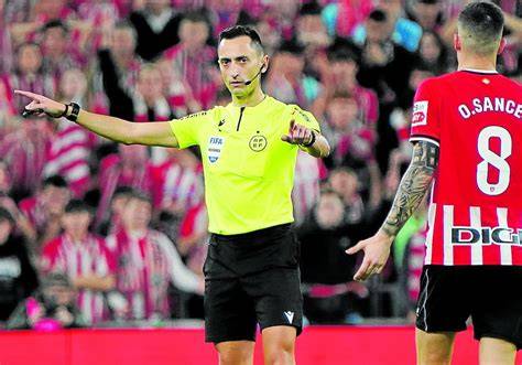 Marcos Cerdán Aguilar arbitrando un partido
