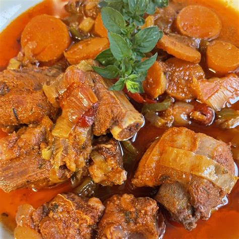 Ingredientes frescos para guiso de judiones con costillas