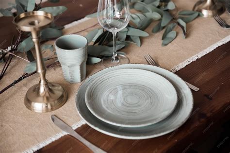 Mesa puesta con un plato de judiones con costillas y pan