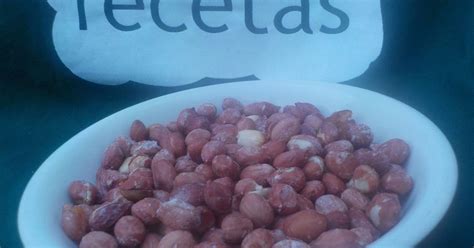 Cacahuetes tostados listos para consumir en un plato