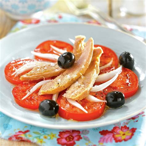 Ensalada de tomate con atún y aceitunas