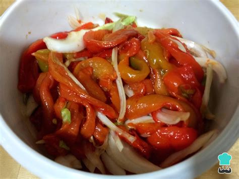 Aliño de pimientos asados con huevo y cebolla