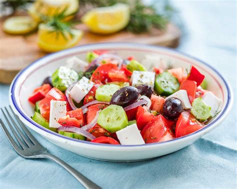 Ensalada griega con tofu y aceitunas