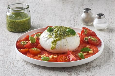 Ensalada de espirales de calabacín con pesto y burrata