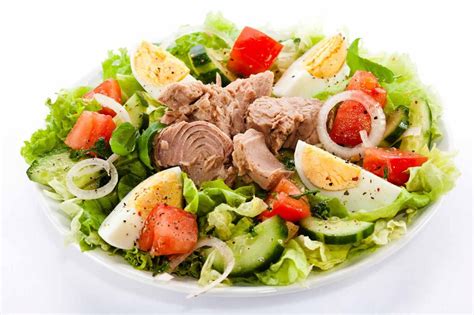 Ensalada de lechuga con atún, huevo y espárragos