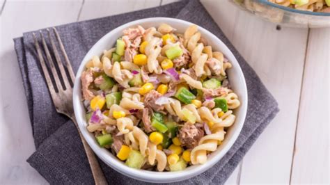 Ensalada de pasta con atún y verduras