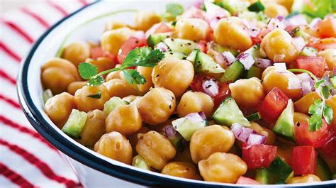 Ensalada de garbanzos con pimientos y queso de cabra