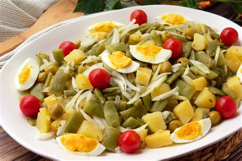 Ensalada de patata con pepinillos y aceitunas